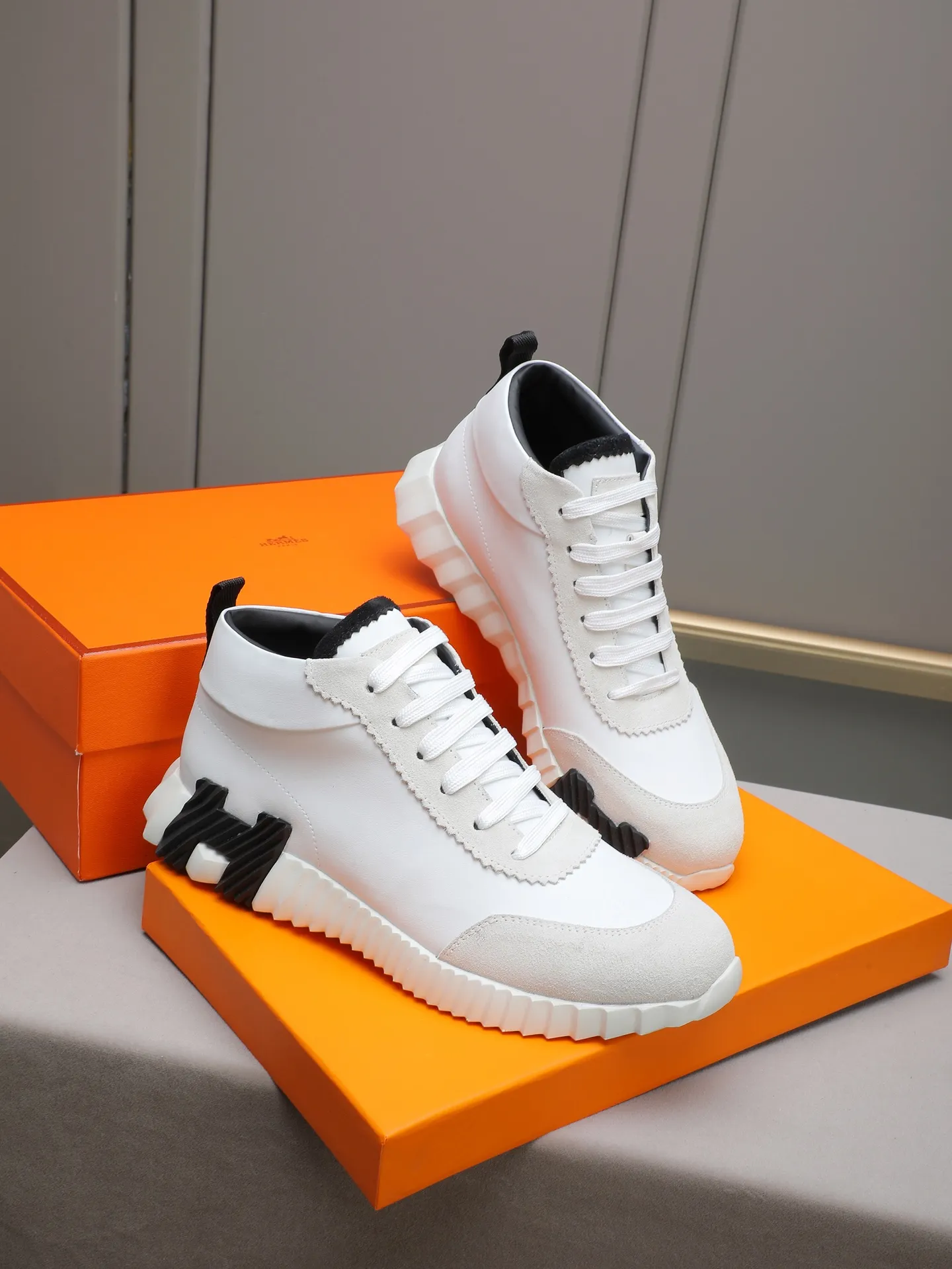 PPP460 (Hermes high-top men's shoes)🆕Men's sports shoes, decorated with textured calfskin details. Spliced ​​with original cowhide, this shoe draws inspiration from the equestrian world, integrating technical details and practical functions. Breathable sheep lining, original combination outsole, high-end quality, and every detail is perfectly combined! Size: 38-44 (45 can be customized)